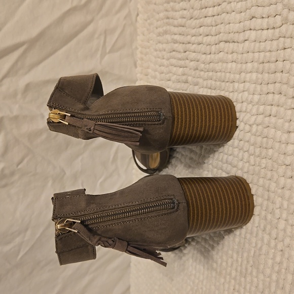 Maurice’s Khaki Suede Sandal Heels Ankle Strap back zip size 10 - Picture 3 of 6